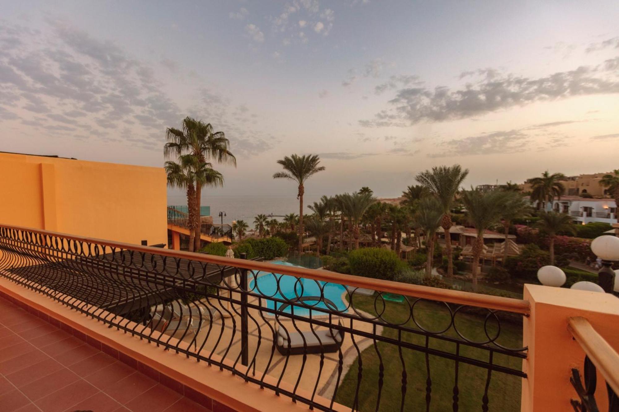 Royal Savoy Sharm El Sheikh (Adults Only) Sharm El Sheikk Exterior foto View of the Red Sea from a balcony in a hotel in Sharm El Sheikh